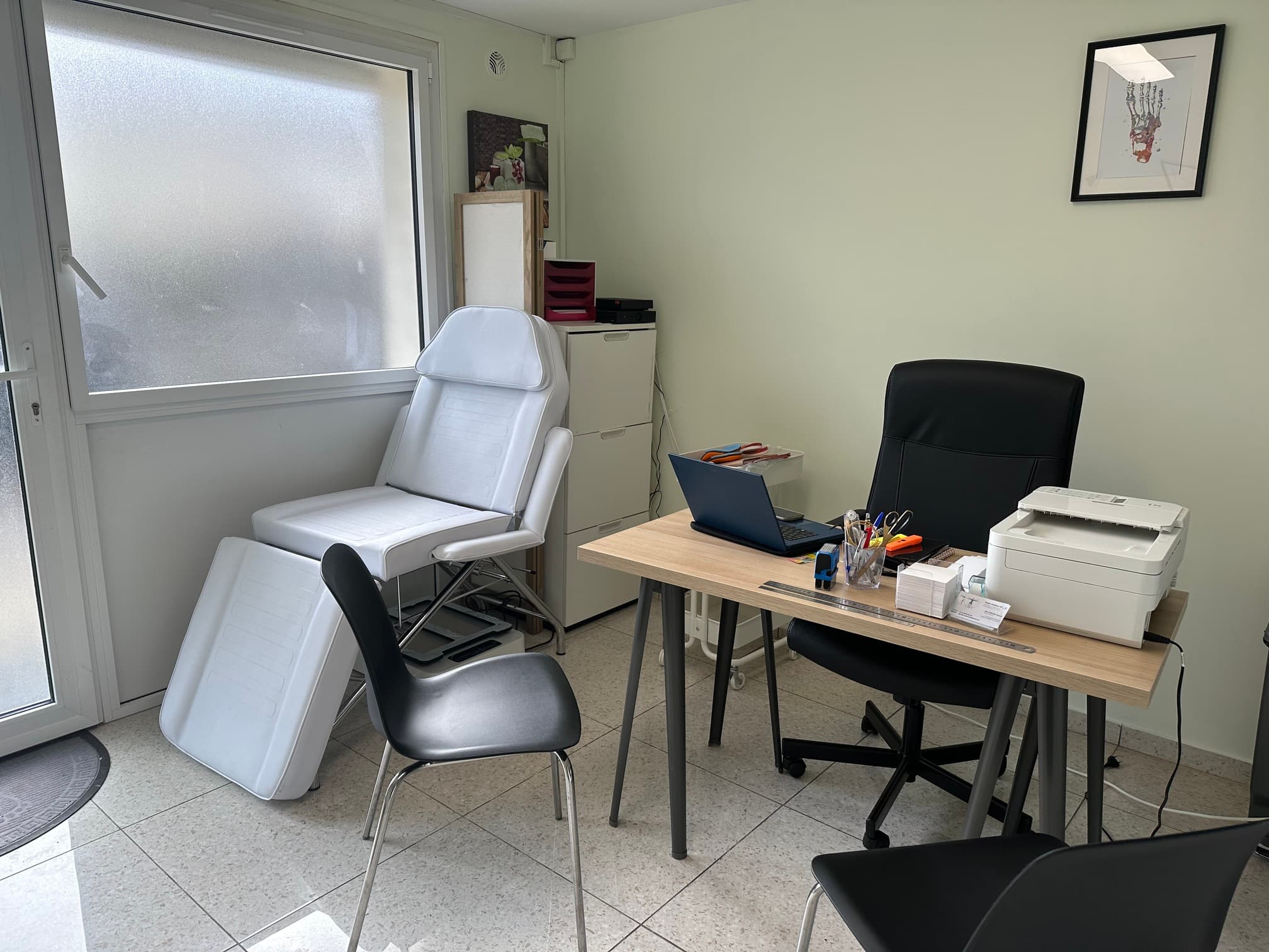 Vue de la salle d'examen du cabinet podo-orthésie PODO-ORTHESE 93