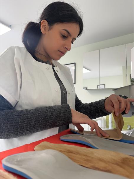 Madame Zirouel Bhayja élaborant des semelles orthopédiques